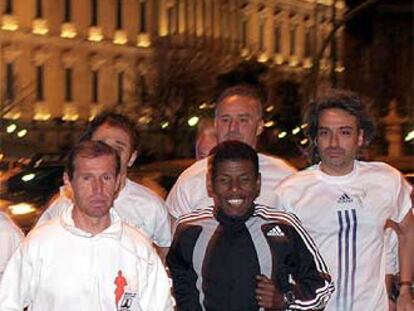 Gebrselassie (en medio), corriendo por Madrid.