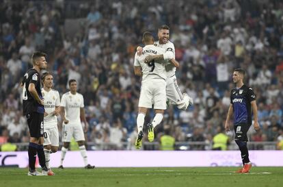 Benzema y Ramos, celebran la consecución del segundo gol del Real Madrid.