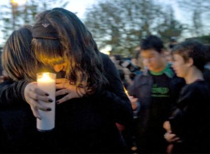 Amigos y compañeros de clase de María Dolores se concentraron ayer en Ripollet para pedir justicia por el asesinato de la menor.