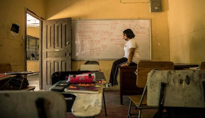 Geraldine Suzette Matute, de 16 años, en una de las aulas de su colegio, en Honduras.. La niña ha sido víctima del 'bullying' en varias escuelas, lo que le ha acarreado una depresión.