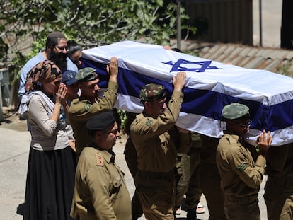 Soldados israelíes portaban este martes en Jerusalén el féretro de un compañero muerto en Gaza.