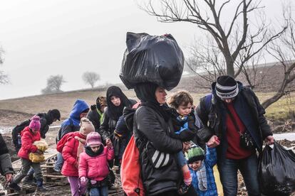 Un grupo de refugiados durante su travesía después de cruzar Serb¡a por la frontera con Macedonia.