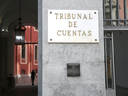 Entrada principal del edificio del Tribunal de Cuentas en la calle Fuecarral de Madrid.