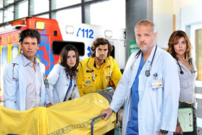 Jordi Rebellón (doctor Vilches) en primer término, con algunos de los protagonistas de <i>Hospital Central. </i>