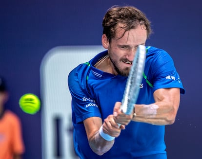 Medvedev golpea de revés durante la final contra Sinner, este domingo en Miami.