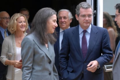 El consejero delegado y próximo presidente de Inditex, Pablo Isla (derecha), durante una pasada junta de accionistas, y detrás la mujer de Amancio Ortega, Flora Pérez Marcote.