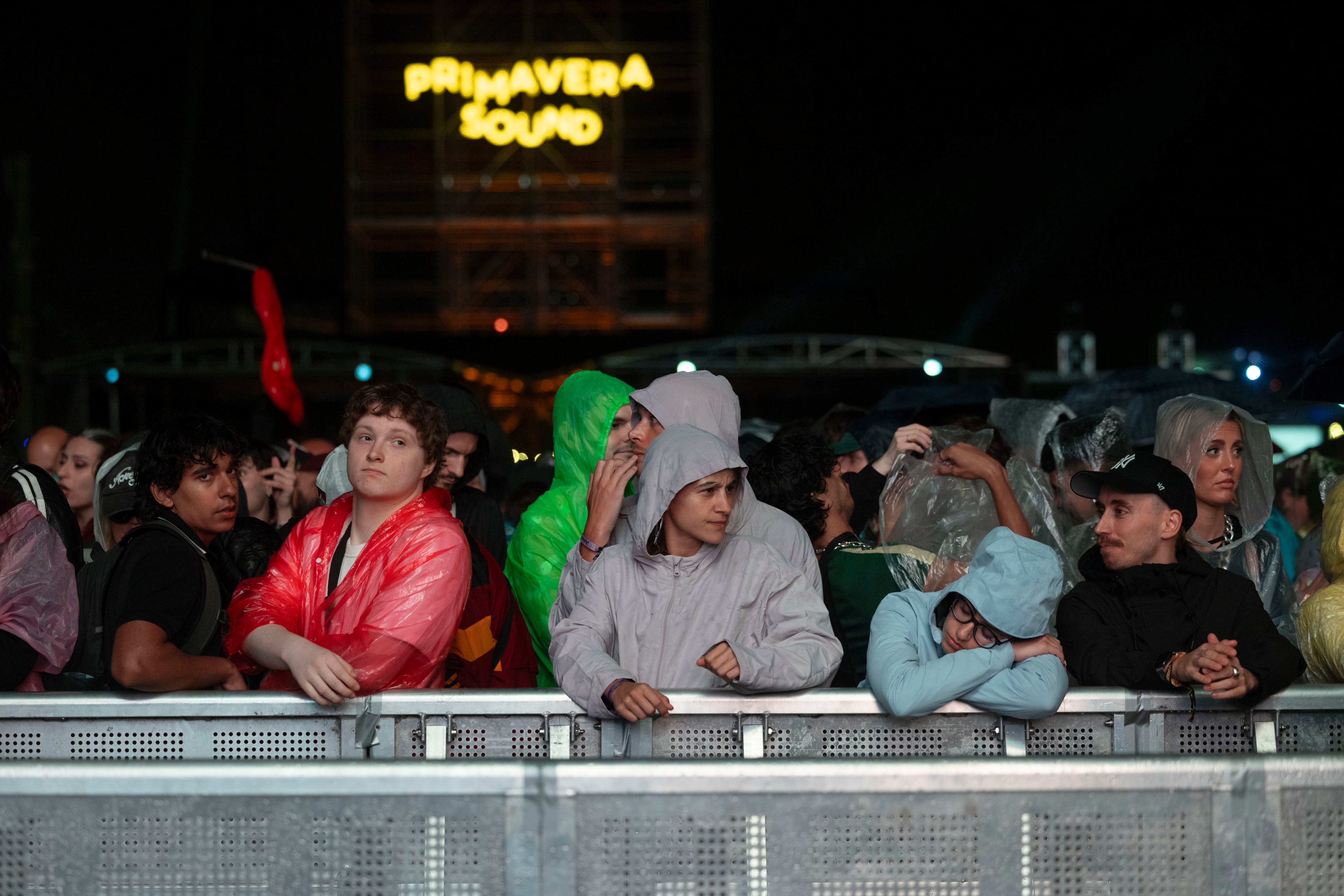 El público espera la actuación de Massive Attack que finalmente fue cancelada.