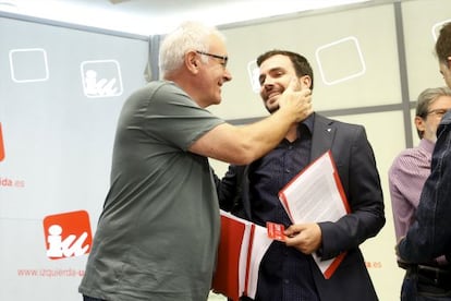 El coordinador general de IU, Cayo Lara, saluda al candidato de IU a La Moncloa, Alberto Garzón, en el Consejo Político de este sábado.