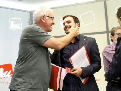 El coordinador general de IU, Cayo Lara, saluda al candidato de IU a La Moncloa, Alberto Garzón, en el Consejo Político de este sábado.