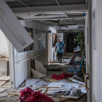 19 June 2025, Israel, Be'er Sheva: Israeli health workers inspect the damage at the Soroka hospital after it was hit by an Iranian missile in Be'er Shiva. Photo: Ilia Yefimovich/dpa
19/06/2025 ONLY FOR USE IN SPAIN