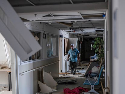 19 June 2025, Israel, Be'er Sheva: Israeli health workers inspect the damage at the Soroka hospital after it was hit by an Iranian missile in Be'er Shiva. Photo: Ilia Yefimovich/dpa
19/06/2025 ONLY FOR USE IN SPAIN