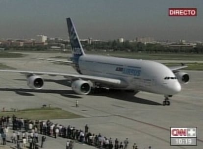 El Airbus A380, considerado el avión más grande y tecnológicamente más avanzado del mundo, ha aterrizado esta mañana en el aeropuerto madrileño de Getafe