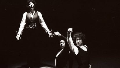 El Piki (i), Concha Vargas (c) y Mario Maya (d) en 'Camelamos Naquerar' de José Heredia Maya en 1976.