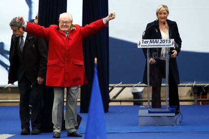 Jean-Marie y Marine Le Pen en su &uacute;ltimo acto del 1 de mayo juntos, en 2015