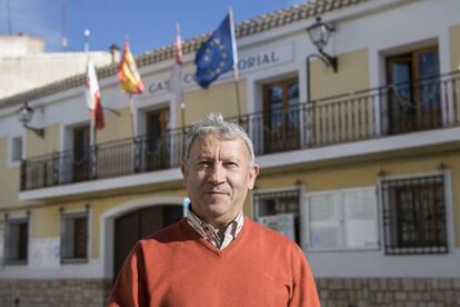 El alcalde de Casasimarro, Juan Sahuquillo (PP), frente al Ayuntamiento del pueblo.