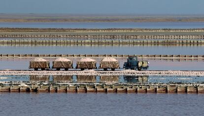 Un tren conduce a través de un área drenada de un lago utilizado para la producción de sal en el lago Sasyk-Sivash cerca de la ciudad de Eupatoria (Crimea).