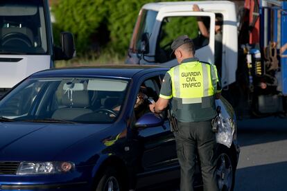 El conductor de un vehículo se somete a un control de alcoholemia en una carretera de O Carballo, Oleiros (A Coruña) este lunes.
