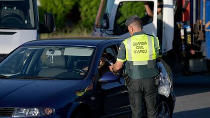El conductor de un vehículo se somete a un control de alcoholemia en una carretera de O Carballo, Oleiros (A Coruña) este lunes.