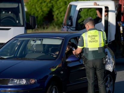 El conductor de un vehículo se somete a un control de alcoholemia en una carretera de O Carballo, Oleiros (A Coruña) este lunes.