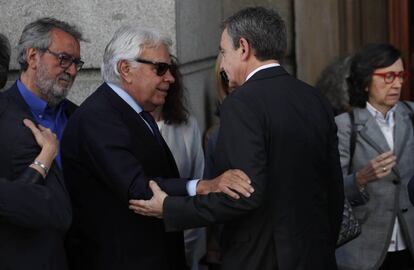 Los expresidentes Felipe González (i) y José Luis Rodríguez Zapatero, en el Congreso de los Diputados.