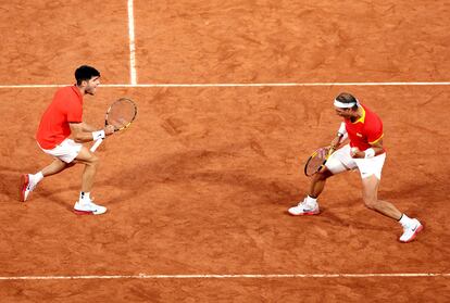 Carlos Alcaraz y Rafael Nadal celebran un punto en el dobles contra los argentinos Andrés Molteni y Máximo González, en el doble de tenis de los Juegos Olímpicos de París en Roland Garros el 27 de julio.