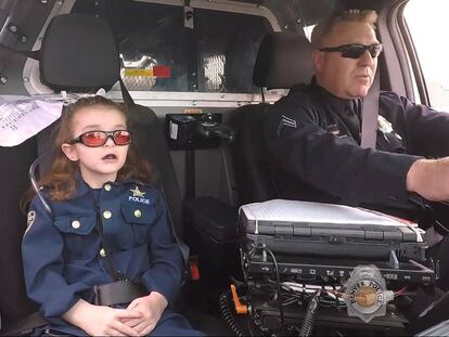 Olivia Gant em abril de 2017, cumprindo seu desejo de patrulhar com a policia de Denver.