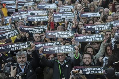 Bajo el lema “la autodeterminación no es delito”, el presidente de la Generalitat, Quim Torra (en el centro de la imagen), y el presidente del Parlament, Roger Torrent, han encabezado la marcha a la que se han sumado entidades y partidos políticos, desde los independentistas a los comunes