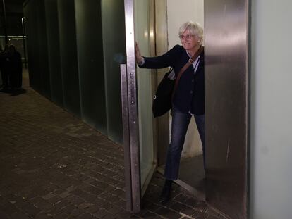 La eurodiputada de Junts, Clara Ponsatí, a su salida de la Ciudad de la Justicia, en la noche del martes.