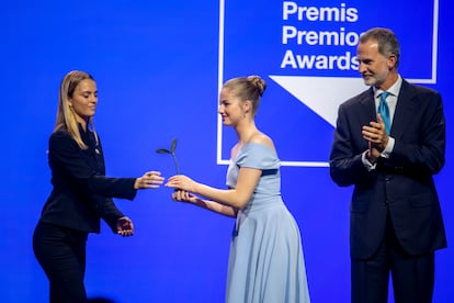 Felipe VI y su hija Leonor, princesa de Girona, en la entrega de los galardones que llevan su nombre, celebrados en Cornellà de Llobregat. Por tercer año consecutivo (más el parón de 2020 por la pandemia), la ceremonia no se ha celebrado en Girona, por el veto de las formaciones independentistas.