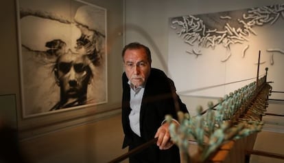 Manuel Boix junto a la pieza titulada 'Caronte', en el Centre Cultural La Nau de Valencia.