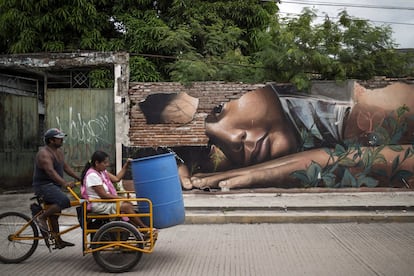 El municipio de Juchitán Zaragoza, Oaxaca, fue uno de los más afectados durante el sismo de 8,2 grados del 7 de septiembre, cuyo epicentro fue en Chiapas. El desastre natural no solamente destruyó viviendas sino que acentuó la pobreza y falta de oportunidades de sus habitantes.