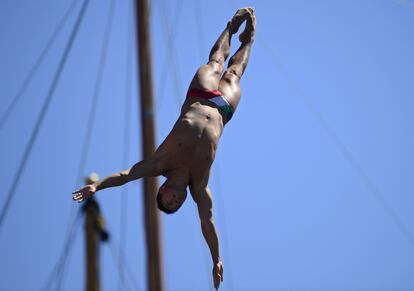 El mexicano Jorge Ferzuli se lanza desde la plataforma de 27 metros de altura. Todos los clavadistas deben caer de pie para evitar riesgos.