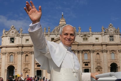 El Papa saluda a los fieles en la plaza de San Pedro, este viernes.