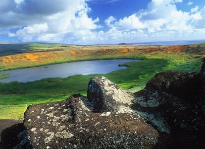La laguna del interior del cráter de Rano Raraku, en la isla de Pascua.