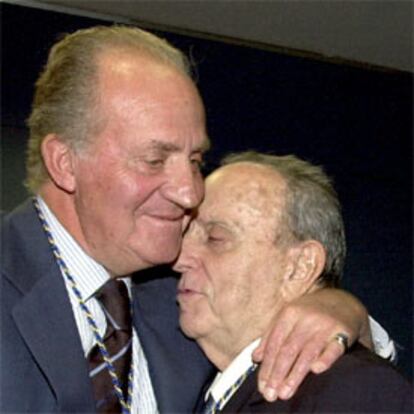 El Rey abraza a Manuel Fraga tras imponerle la Medalla de Honor de la Universidad Rey Juan Carlos.