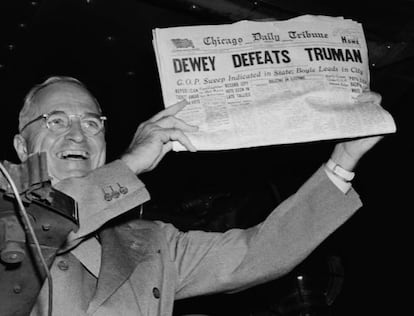 Harry Truman, con un diario que incorrectamente le declaraba perdedor en las elecciones de 1948.