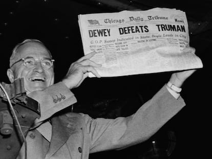 Harry Truman, con un diario que incorrectamente le declaraba perdedor en las elecciones de 1948.
