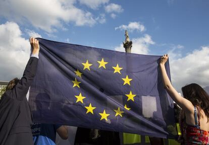 Un grupo de personas en la Plaza Trafalgar de Londres en la manifestación sobre la permanencia de Reino Unido en la Unión Europea.