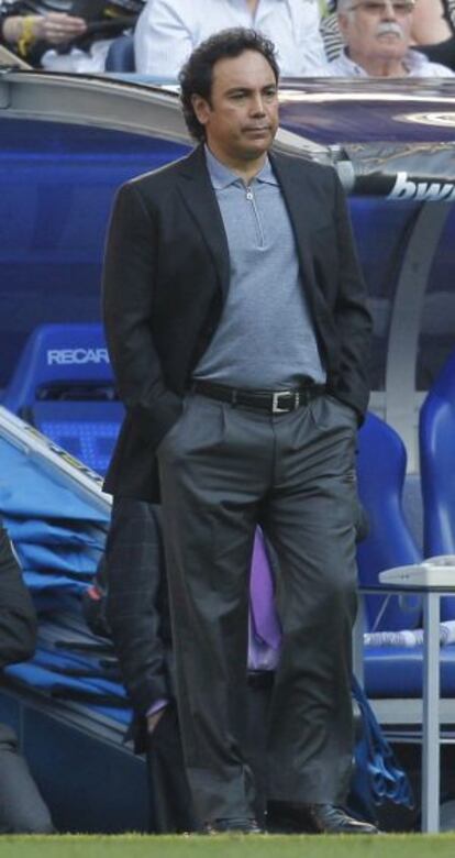 Hugo S&aacute;nchez, durante su etapa como entrenador del Almer&iacute;a, en una visita al Bernab&eacute;u