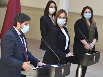 El presidente de la Comunidad de Murcia, Fernando López Miras, junto con la vicepresidenta regional, Isabel Franco, y la diputada de Ciudadanos Valle Miguélez, en una rueda de prensa el viernes 12.