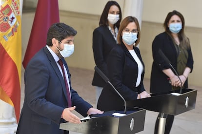 El presidente de la Comunidad de Murcia, Fernando López Miras, junto con la vicepresidenta regional, Isabel Franco, y la diputada de Ciudadanos Valle Miguélez, en una rueda de prensa el viernes 12.