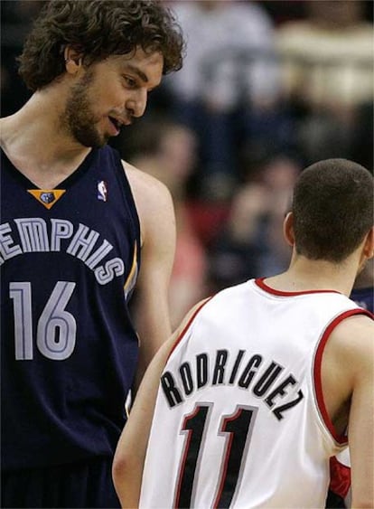 Sergio Rodríguez, de espaldas, charla con Gasol en un partido de la NBA