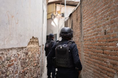 Policías estatales custodian el domicilio de Camila Gómez, la niña de ocho años asesinada.