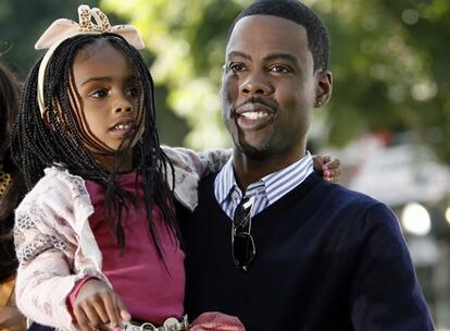 La Navidad está a la vuelta de la esquina y las dos pequeñas hijas de Chris Rock ya han pedido uno de los regalos a Papá Noel. Claro que no es un regalo demasiado normal y corriente, ya que Lola y Zahra lo que quieren es visitar la Casa Blanca para poder jugar con las hijas de Barack Obama. "Sus hijas son un poco mayores que las mías, pero Lola y Zahra tienen muchas ganas de ir conocerlas. Cuando las ven por la televisión me dicen: 'Papá, nosotras podríamos jugar con esas niñas'
Así que ya veremos". Pero la verdad es que el actor también disfrutaría haciendo una visita al presidente electo de Estados Unidos, así que está trabajando en estos días para ver si puede conseguirla.