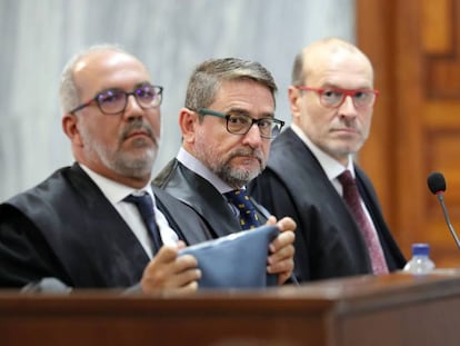El juez Salvador Alba (en el centro, junto a sus abogados), durante el juicio por conspirar contra Victoria Rosell, en julio de 2019.