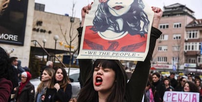 Una mujer en una protesta en Kosovo en marzo.