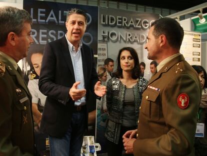 Albiol parla amb els militars al Saló de l'Ensenyament.