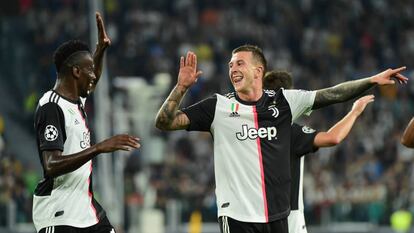 Matuidi e Bernadeschi comemorando o segundo gol da Juventus.