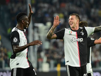 Matuidi e Bernadeschi comemorando o segundo gol da Juventus.