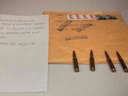 Imagen publicada en la cuenta de Twitter de Pablo Iglesias en la que se ve el mensaje y las balas que iban en el sobre.